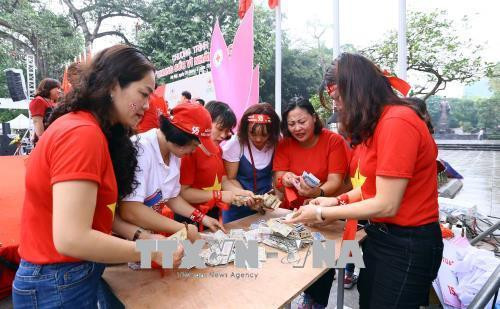 Ban Tổ chức kiểm kê số tiền tiết kiệm từ các em nhỏ của thành phố Hà Nội ủng hộ chương trình “Chung sức vì nhân đạo” sáng 28/4/2018. Ảnh: Quang Quyết-TTXVN Ban Tổ chức kiểm kê số tiền tiết kiệm từ các em nhỏ của thành phố Hà Nội ủng hộ chương trình “Chung sức vì nhân đạo” sáng 28/4/2018. Ảnh: Quang Quyết-TTXVN