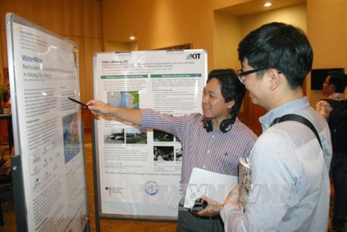 Đại biểu tham quan mô hình, thông tin hợp tác khoa học công nghệ hai nước. Ảnh: Tiến Lực - TTXVN Đại biểu tham quan mô hình, thông tin hợp tác khoa học công nghệ hai nước. Ảnh: Tiến Lực - TTXVN