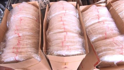 Công đoạn đóng góp được hoàn thành để kịp nhập cho thương lái. Ảnh: Khiếu Tư - TTXVN