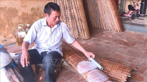 Muốn có những chiếc bánh đa nem tròn, mỏng, đẹp, đều tăm tắp thì người tráng phải đều tay, căn lượng bột và thời gian hấp vừa đủ. Ảnh: Khiếu Tư - TTXVN