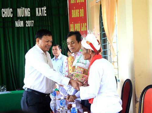 Phó Chủ tịch UBND tỉnh Bình Thuận Phạm Văn Nam tặng quà cho sư cả người Chăm xã Phong Phú, huyện Tuy Phong. Ảnh: Hồng Hiếu - TTXVN Phó Chủ tịch UBND tỉnh Bình Thuận Phạm Văn Nam tặng quà cho sư cả người Chăm xã Phong Phú, huyện Tuy Phong. Ảnh: Hồng Hiếu - TTXVN