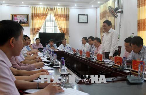 Lãnh đạo Ngân hàng chính sách xã hội làm việc ở huyện Mường Tè và lắng nghe tâm nguyện vọng của bà con dân tộc vay vốn ưu đãi. Ảnh: Việt Hoàng - TTXVN Lãnh đạo Ngân hàng chính sách xã hội làm việc ở huyện Mường Tè và lắng nghe tâm nguyện vọng của bà con dân tộc vay vốn ưu đãi. Ảnh: Việt Hoàng - TTXVN