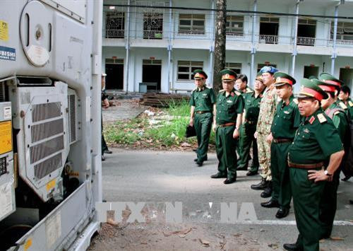 Thượng tướng Nguyễn Chí Vịnh, Thứ trưởng Bộ Quốc phòng kiểm tra trang thiết bị mà Bệnh viện dã chiến sẽ mang theo tới Nam Sudan. Ảnh: Đinh Hằng – TTXVN Thượng tướng Nguyễn Chí Vịnh, Thứ trưởng Bộ Quốc phòng kiểm tra trang thiết bị mà Bệnh viện dã chiến sẽ mang theo tới Nam Sudan. Ảnh: Đinh Hằng – TTXVN