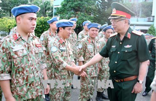 Thượng tướng Nguyễn Chí Vịnh, Thứ trưởng Bộ Quốc phòng động viên tinh thần cán bộ, nhân viên Bệnh viện dã chiến. Ảnh: Đinh Hằng – TTXVN Thượng tướng Nguyễn Chí Vịnh, Thứ trưởng Bộ Quốc phòng động viên tinh thần cán bộ, nhân viên Bệnh viện dã chiến. Ảnh: Đinh Hằng – TTXVN