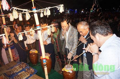 Rượu cần luôn có mặt trong các lễ hội, cuộc vui của đồng bào Rượu cần luôn có mặt trong các lễ hội, cuộc vui của đồng bào