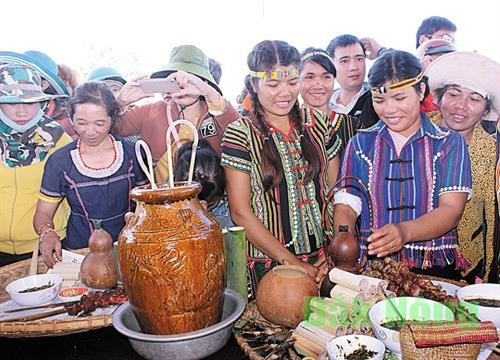 Cơm lam, thịt nướng, rượu cần... thường hiện diện trong ẩm thực của người M'nông. Ảnh: Hồ Mai Cơm lam, thịt nướng, rượu cần... thường hiện diện trong ẩm thực của người M'nông. Ảnh: Hồ Mai