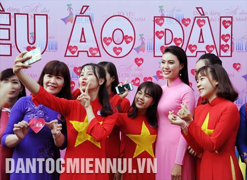 Các bạn trẻ rạng rỡ với các đại sứ hình ảnh Áo dài của Lễ hội Áo dài Thành phố Hồ Chí Minh 2018 Các bạn trẻ rạng rỡ với các đại sứ hình ảnh Áo dài của Lễ hội Áo dài Thành phố Hồ Chí Minh 2018