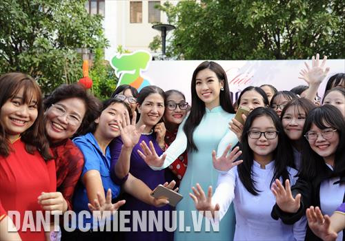 Hoa Hậu Việt Nam 2016 Đỗ Mỹ Linh với các bạn trẻ và người dân Thành phố Hồ Chí Minh Hoa Hậu Việt Nam 2016 Đỗ Mỹ Linh với các bạn trẻ và người dân Thành phố Hồ Chí Minh