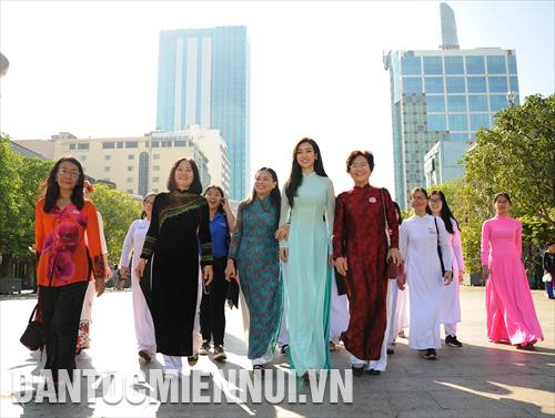 Hoa Hậu Việt Nam 2016 Đỗ Mỹ Linh cùng với người dân Thành phố diễu hành Áo dài tại Phố đi bộ Nguyễn Huệ Hoa Hậu Việt Nam 2016 Đỗ Mỹ Linh cùng với người dân Thành phố diễu hành Áo dài tại Phố đi bộ Nguyễn Huệ