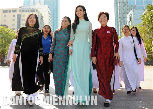 Hoa Hậu Việt Nam 2016 Đỗ Mỹ Linh cùng với người dân Thành phố diễu hành Áo dài tại Phố đi bộ Nguyễn Huệ Hoa Hậu Việt Nam 2016 Đỗ Mỹ Linh cùng với người dân Thành phố diễu hành Áo dài tại Phố đi bộ Nguyễn Huệ