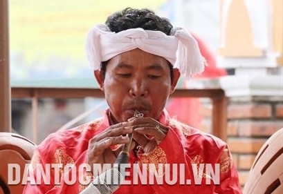 Nghệ nhân Chăm làng Bàu Trúc biểu diễn kèn Saranai. Ảnh: Công Thử - DTMN Nghệ nhân Chăm làng Bàu Trúc biểu diễn kèn Saranai. Ảnh: Công Thử - DTMN