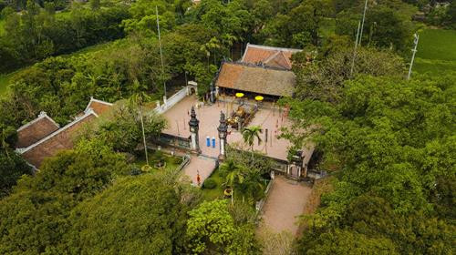 Đi hết chính đạo, qua hai trụ cột lớn là đến sân rồng. Giữa sân rồng có một long sàng bằng đá chung quanh chạm nổi. Hai bên sập rồng có hai con nghê đá chầu, được tạc trên hai tảng đá xanh nguyên khối. Ảnh: Minh Đức - TTXVN Đi hết chính đạo, qua hai trụ cột lớn là đến sân rồng. Giữa sân rồng có một long sàng bằng đá chung quanh chạm nổi. Hai bên sập rồng có hai con nghê đá chầu, được tạc trên hai tảng đá xanh nguyên khối. Ảnh: Minh Đức - TTXVN