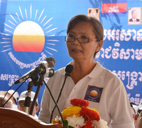 Bà Mu Sochua phát biểu tại Đại hội bất thường ngày 02/3/2017 của đảng CNRP. Ảnh: Phan Minh Hưng và Danh Chanh Đa