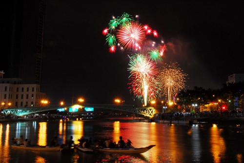 Pháo hoa rực sáng bên sông Sài Gòn (TP Hò Chí Minh). Ảnh: TTXVN
