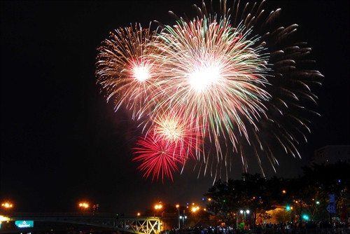 Bắn pháo hoa tại hầm cầu vượt sông Sài Gòn (quận 2, TP Hò Chí Minh). Ảnh: TTXVN