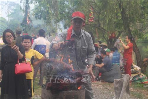 Nung đồng ở nhiệt độ cao được xem là khâu vất vả nhất. Ảnh: Khiếu Tư- TTXVN Khối đồng hợp nhất nóng hàng nghìn độ C trong nồi được rót từ từ vào khuôn trống đồng. Ảnh: Khiếu Tư- TTXVN Sau 30 phút, khuôn trống được dỡ bỏ dần. Khiếu Tư- TTXVN Các nghệ nhân đang hoàn thiện những khâu cuối cùng của sản phẩm. Ảnh: Khiếu Tư- TTXVN Khi lò lửa đến độ thăng hoa cũng là lúc đồng được nung chảy hoàn toàn. Ảnh: Khiếu Tư- TTXVN Nung đồng ở nhiệt độ cao được xem là khâu vất vả nhất. Ảnh: Khiếu Tư- TTXVN Khối đồng hợp nhất nóng hàng nghìn độ C trong nồi được rót từ từ vào khuôn trống đồng. Ảnh: Khiếu Tư- TTXVN Sau 30 phút, khuôn trống được dỡ bỏ dần. Khiếu Tư- TTXVN Các nghệ nhân đang hoàn thiện những khâu cuối cùng của sản phẩm. Ảnh: Khiếu Tư- TTXVN Khi lò lửa đến độ thăng hoa cũng là lúc đồng được nung chảy hoàn toàn. Ảnh: Khiếu Tư- TTXVN