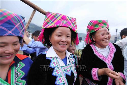 Đặc sắc lễ hội thi giã bánh giầy của đồng bào dân tộc Mông ảnh 14 Đặc sắc lễ hội thi giã bánh giầy của đồng bào dân tộc Mông ảnh 14
