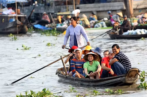 Khách du lịch tham quan chợ nổi Ngã Năm .