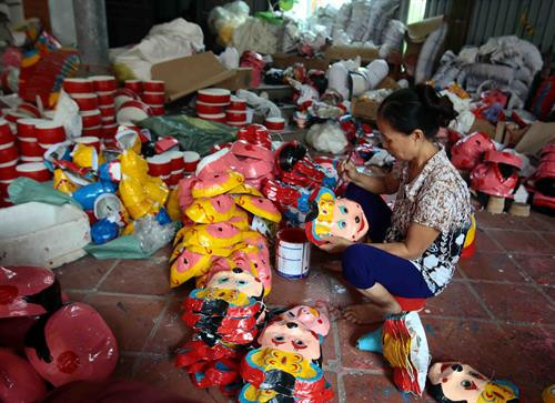 Mặt nạ được những nghệ nhân tỉ mẩn vẽ mô phỏng lại các nhân vật dân gian. Ảnh: Phạm Kiên - TTXVN Mặt nạ được những nghệ nhân tỉ mẩn vẽ mô phỏng lại các nhân vật dân gian. Ảnh: Phạm Kiên - TTXVN Trống Trung thu sau khi được chế tác tạo thành khuôn sẽ được các nghệ nhân sơn trang trí. Ảnh: Phạm Kiên - TTXVN Nghệ nhân vẽ trang trí mặt nạ. Ảnh: Phạm Kiên - TTXVN Mặt nạ được những nghệ nhân tỉ mẩn vẽ mô phỏng lại các nhân vật dân gian. Ảnh: Phạm Kiên - TTXVN Mặt nạ được những nghệ nhân tỉ mẩn vẽ mô phỏng lại các nhân vật dân gian. Ảnh: Phạm Kiên - TTXVN Trống Trung thu sau khi được chế tác tạo thành khuôn sẽ được các nghệ nhân sơn trang trí. Ảnh: Phạm Kiên - TTXVN Nghệ nhân vẽ trang trí mặt nạ. Ảnh: Phạm Kiên - TTXVN