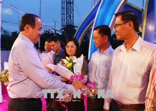 Phó Chủ tịch UBND tỉnh An Giang Nguyễn Thanh Bình tặng hoa cho các tỉnh tham gia Tuần lễ Văn hóa ẩm thực, Du lịch và Thương mại An Giang 2018. Ảnh: Công Mạo –TTXVN