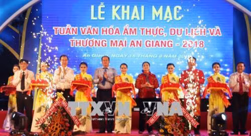 Ban tổ chức cắt băng khai mạc Tuần lễ Văn hóa ẩm thực, Du lịch và Thương mại An Giang 2018. Ảnh: Công Mạo -TTXVN