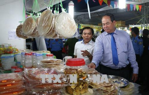 Các đại biểu tham quan các gian hàng tại Tuần lễ Văn hóa ẩm thực, Du lịch và Thương mại An Giang 2018. Ảnh: Công Mạo -TTXVN