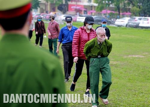 Người dân xếp hàng nhận gạo, người già, người tàn tật, người neo đơn luôn được ưu tiên.