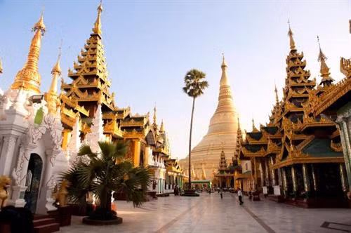 Aung Sakkya: Nằm ở Monywa, chùa Aung Sakkya cao khoảng 120 m, xung quanh là hơn 1.000 đền chùa nhỏ đặt tượng Phật. Monywa còn có Maha Bodhi Tahtaung, nơi đặt tượng Phật đứng và tượng Phật nằm khổng lồ. Ảnh: Nationalgeographic. Kyaikhtiyo: Nằm trên rìa của một vách đá, ngôi chùa Kyaikhtiyo, hay chùa Đá Vàng, là một địa điểm hành hương quan trọng của Phật giáo ở bang Mon, Myanmar. Một ngọn tháp nhỏ cao 7,3 m được xây dựng trên tảng đá nằm chênh vênh ở độ cao 1.100 m so với mực nước biển. Theo truyền thuyết, tảng đá không lay chuyển nhờ được giữ bởi một sợi tóc của Đức Phật. Ảnh: Nationalgeographic. Phaung Daw Oo: Chùa Phaung Daw Oo nằm trên bờ hồ Inle. Trong lễ hội Phaung Daw Oo, những bức tượng Phật vàng trong ngôi chùa được đưa lên thuyền trang trí lộng lẫy và di chuyển quanh hồ. Hàng trăm tàu thuyền tham gia đám rước này, thu hút nhiều người địa phương và du khách đến xem. Ảnh: Wanderlusttravelmyanmar. Banano: Bên trái bờ sông Irrawaddy là hàng trăm đền thờ Phật giáo rải rác xung quanh khu vực. Bagan là thủ đô cũ của Myanmar và đã từng là một trong những trung tâm quan trọng nhất của Phật Giáo. Những ngọn tháp cao, vòm hình chuông là đặc trưng của kiến trúc Phật giáo trong khu vực. Đỉnh tháp tượng trưng cho một ngọn núi thiêng và là nơi gìn giữ các thánh tích. Ảnh: Gadventures. Shwe Yaunghwe Kyaung: Ở phía bắc của Nyaungshwe, Shwe Yaunghwe Kyaung là một sự tương phản đặc biệt với các tháp bằng vàng của Yangon. Ngôi đền có những khung gỗ tếch, các cửa sổ hình bầu dục và nhiều bức tượng Phật chạm khắc tinh xảo được đặt trong những ô trên tường. Ảnh: Nationalgeographic. Shwedagon: Chùa Shwedagon của Yangon có tổng diện tích khoảng gần 50.000 m2 và là một trong những địa điểm Phật giáo thiêng liêng nhất của Myanmar. Hàng tấn lá vàng cùng hàng nghìn viên kim cương, đá quý đã được chôn tại đây. Các nhà khảo cổ tin rằng tháp ban đầu được xây dựng giữa thế kỷ thứ VI và X, tuy nhiên có thể đã được xây dựng lại nhiều lần vì động đất. Ảnh: Nationalgeographic. Kyauk Kalap Pagoda: Ở giữa một khu vườn nhỏ giữa hồ nước được bao quanh bởi các ngọn núi, Kyauk Kalap Pagoda dường như không bị ảnh hưởng bởi trọng lực. Ngôi chùa nhỏ nằm trên đỉnh núi đá dốc in bóng trong hồ nước xung quanh tạo nên quang cảnh nổi bật. Ảnh: Nationalgeographic. Sadan Cave: Nằm giữa ngọn núi Hpa An tươi tốt là một hang động tự nhiên lớn. Bên trong hang động là hàng chục pho tượng Phật cùng kiến trúc chùa và chạm khắc trên tường. Ảnh: Nationalgeographic. Hsinbyume Pagoda: Chùa Hsinbyume là một ngôi chùa lớn ở phía bắc của Mingun, Sagaing Region, cách Mandalya khoảng 10 km về phía Tây Bắc. Chùa được sơn trắng và được cho là xây dựng dựa trên mô tả của ngôi đền huyền thoại Sulamani trên núi Meru, với phần dưới của ngôi chùa đại diện cho ngọn núi, 7 chuông đồng tâm đại diện cho bảy dãy núi leo lên núi Meru theo thần thoại Phật giáo. Chùa được xây dựng năm 1816. Ảnh: Gottagoindochina. Bago: Thành phố cảng ở miền nam Myanmar đã từng là thủ đô của vương quốc cổ Mon. Nơi đây được biết đến với Shwethalyaung, tượng Phật nằm khổng lồ dài khoảng 55 m, cao 16 m. Theo một số nguồn tin, bức tượng được tạo ra năm 994 và bị mất khi thành phố bị cướp và phá hủy vào năm 1757. Hơn một thế kỷ sau, bức tượng được tìm thấy và phục dựng. Ảnh: Flymya. Kothaung Paya: Kothaung Paya là một trong những công trình nổi bật của Mrauk U và là ngôi đền lớn nhất trong khu vực, được xây dựng năm 1553. Nơi đây có 90.000 tượng Phật và hơn một trăm ngọn tháp cùng nhiều lối đi bằng đá vẫn còn nguyên vẹn, trong khi những khu vực khác đã bị phá hủy do động đất. Ảnh: Remotelands.