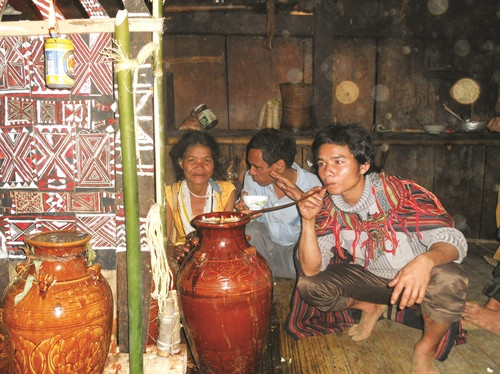 Dân làng uống rượu cần, ăn thịt, múa cồng chiêng mừng Tết máng nước