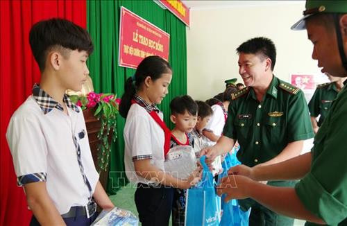 Lãnh đạo Bộ đội Biên phòng Sóc Trăng trao quà, học bổng cho học sinh dân tộc vùng ven biển. Ảnh: Trung Hiếu - TTXVN Lãnh đạo Bộ đội Biên phòng Sóc Trăng trao quà, học bổng cho học sinh dân tộc vùng ven biển. Ảnh: Trung Hiếu - TTXVN
