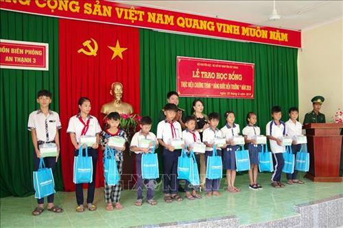 Lãnh đạo Bộ đội Biên phòng Sóc Trăng trao quà, học bổng cho học sinh dân tộc vùng ven biển. Ảnh: Trung Hiếu - TTXVN Lãnh đạo Bộ đội Biên phòng Sóc Trăng trao quà, học bổng cho học sinh dân tộc vùng ven biển. Ảnh: Trung Hiếu - TTXVN