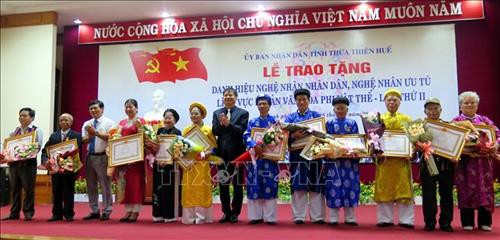 Các nghệ nhân được trao tặng danh hiệu vinh dự Nhà nước “Nghệ nhân ưu tú”. Ảnh: Tường Vi - TTXVN Các nghệ nhân được trao tặng danh hiệu vinh dự Nhà nước “Nghệ nhân ưu tú”. Ảnh: Tường Vi - TTXVN