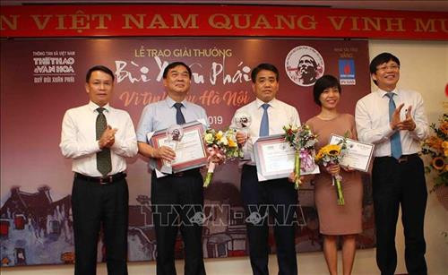 Tổng Giám đốc Thông tấn xã Việt Nam Nguyễn Đức Lợi và Phó Chủ tịch thường trực Hội Nhà báo Việt Nam Hồ Quang Lợi Trao giải thưởng ý tưởng vì tình yêu Hà Nội. Ảnh: Thanh Tùng - TTXVN Tổng Giám đốc Thông tấn xã Việt Nam Nguyễn Đức Lợi và Phó Chủ tịch thường trực Hội Nhà báo Việt Nam Hồ Quang Lợi Trao giải thưởng ý tưởng vì tình yêu Hà Nội. Ảnh: Thanh Tùng - TTXVN