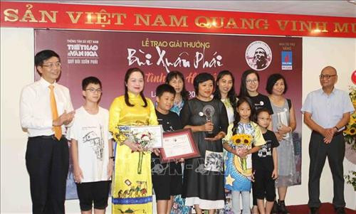 Trao Giải Việc làm - Vì tình yêu Hà Nội cho các tác giả. Ảnh: Thanh Tùng-TTXVN Trao Giải Việc làm - Vì tình yêu Hà Nội cho các tác giả. Ảnh: Thanh Tùng-TTXVN