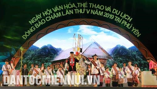 Ngày hội thu hút sự tham gia của gần 2.000 nghệ nhân, nghệ sĩ, vận động viên đến từ 9 tỉnh, thành phố thuộc vùng Nam Trung Bộ và Nam Bộ. Ảnh: Phạm Cường Giới thiệu trang phục của đồng bào Chăm An Giang. Ảnh: Phạm Cường Ngày hội thu hút sự tham gia của gần 2.000 nghệ nhân, nghệ sĩ, vận động viên đến từ 9 tỉnh, thành phố thuộc vùng Nam Trung Bộ và Nam Bộ. Ảnh: Phạm Cường Giới thiệu trang phục của đồng bào Chăm An Giang. Ảnh: Phạm Cường