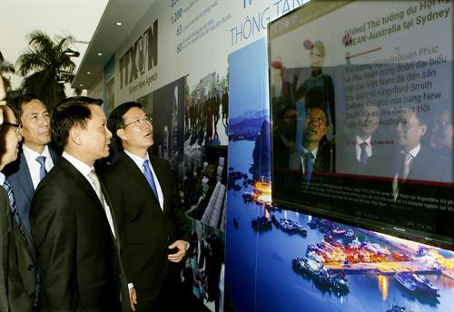 Đồng chí Võ Văn Thưởng, Uỷ viên Bộ Chính trị, Bí thư Trung ương Đảng, Trưởng Ban Tuyên giáo Trung ương tham quan gian trưng bày các ấn phẩm báo chí của Thông tấn xã Việt Nam. Ảnh: Nguyễn Dân -TTXVN Đồng chí Võ Văn Thưởng, Uỷ viên Bộ Chính trị, Bí thư Trung ương Đảng, Trưởng Ban Tuyên giáo Trung ương tham quan gian trưng bày các ấn phẩm báo chí của Thông tấn xã Việt Nam. Ảnh: Nguyễn Dân -TTXVN