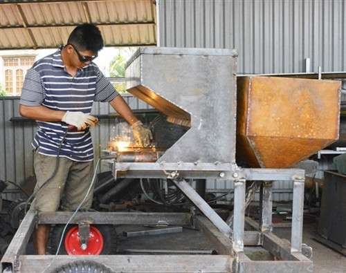 Anh Trần Văn Hảo sản xuất máy trồng củ đa năng. Ảnh: Nguyễn Tuấn Anh – TTXVN Anh Trần Văn Hảo sản xuất máy trồng củ đa năng. Ảnh: Nguyễn Tuấn Anh – TTXVN