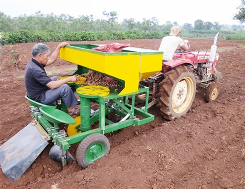 Máy trồng củ đa năng do anh Trần Văn Hảo chế tạo. Ảnh: Nguyễn Tuấn Anh – TTXVN Máy trồng củ đa năng do anh Trần Văn Hảo chế tạo. Ảnh: Nguyễn Tuấn Anh – TTXVN