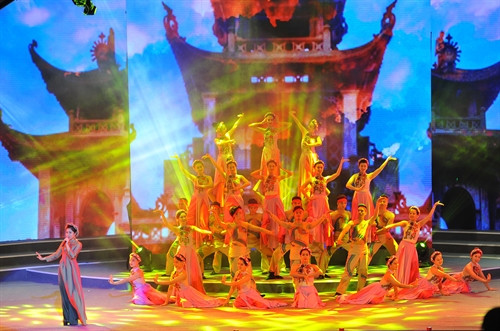 Biểu diễn nghệ thuật ttại Lễ kỷ niệm 25 năm Ngày tái lập tỉnh Ninh Bình (1/4/1992 - 1/4/2017). Ảnh: Nhan Sáng-TTXVN