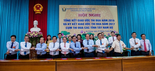 Đại diện lãnh đạo 12 tỉnh trong cụm Tây Nam bộ tại lễ ký giao ước thi đua năm 2017. Ảnh: Công Mạo-TTXVN