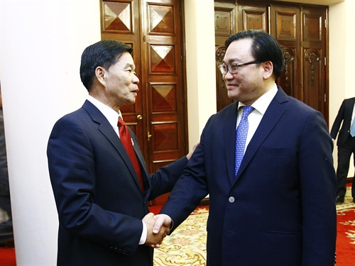 Bí thư Thành ủy Hà Nội Hoàng Trung Hải và Bí thư Thành ủy, Đô trưởng Thủ đô Viêng Chăn (Cộng hòa Dân chủ Nhân dân Lào) Sinlavong Khoutphaythoune. Ảnh: An Đăng- TTXVN