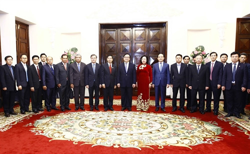 Bí thư Thành ủy Hà Nội Hoàng Trung Hải và Bí thư Thành ủy, Đô trưởng Thủ đô Viêng Chăn (Cộng hòa Dân chủ Nhân dân Lào) Sinlavong Khoutphaythoune chụp ảnh chung với các đại biểu. Ảnh: An Đăng- TTXVN