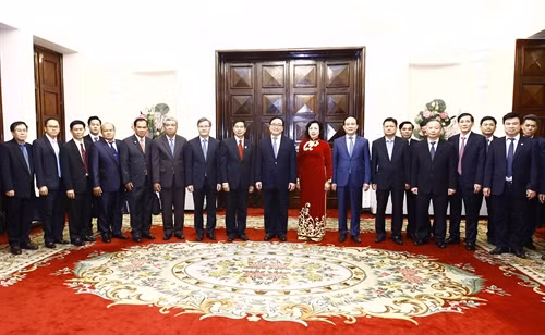 Bí thư Thành ủy Hà Nội Hoàng Trung Hải và Bí thư Thành ủy, Đô trưởng Thủ đô Viêng Chăn (Cộng hòa Dân chủ Nhân dân Lào) Sinlavong Khoutphaythoune chụp ảnh chung với các đại biểu. Ảnh: An Đăng- TTXVN