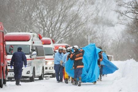 Nhân viên cứu hộ chuyển một nạn nhân may mắn sống sót sau vụ lở tuyết. AFP/TTXVN