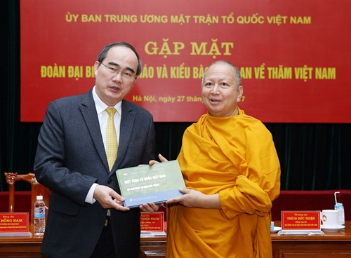 Chủ tịch Uỷ ban Trung ương MTTQ Việt Nam Nguyễn Thiện Nhân tặng quà cho các đại biểu. Ảnh: Nguyễn Dân – TTXVN