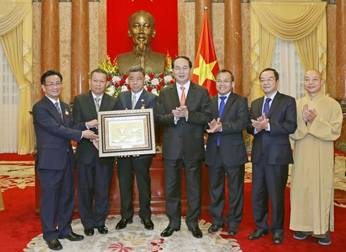 Chủ tịch nước Trần Đại Quang tặng quà cho Đoàn đại biểu kiều bào Việt Nam tại Thái Lan. Ảnh: Nhan Sáng-TTXVN