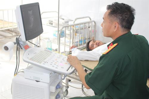 Tuy ở xa đất liền nhưng nhiều Trạm y tế ở Trường Sa thực hiện khá tốt việc chăm sóc sức khỏe quân, dân trên đảo cũng như kịp thời cứu chữa cho ngư dân khi găp nạn.