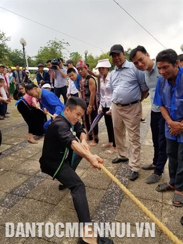 Đồng bào tham gia trò chơi kéo co