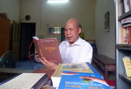 Ông Ma Văn Đức đang nghiên cứu các làn điệu Then cổ. Ảnh Quang Đán - TTXVN Ông Ma Văn Đức đang nghiên cứu các làn điệu Then cổ. Ảnh Quang Đán - TTXVN