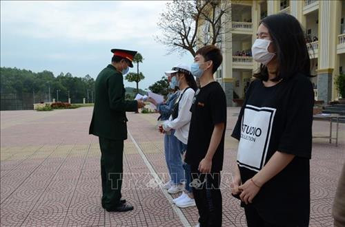 Trao giấy chứng nhận hoàn thành cách ly cho các công dân. Ảnh: TTXVN phát